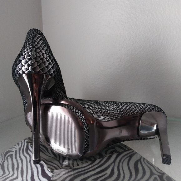 BCBGMaxazria Platform Pump - Picture 5 of 5